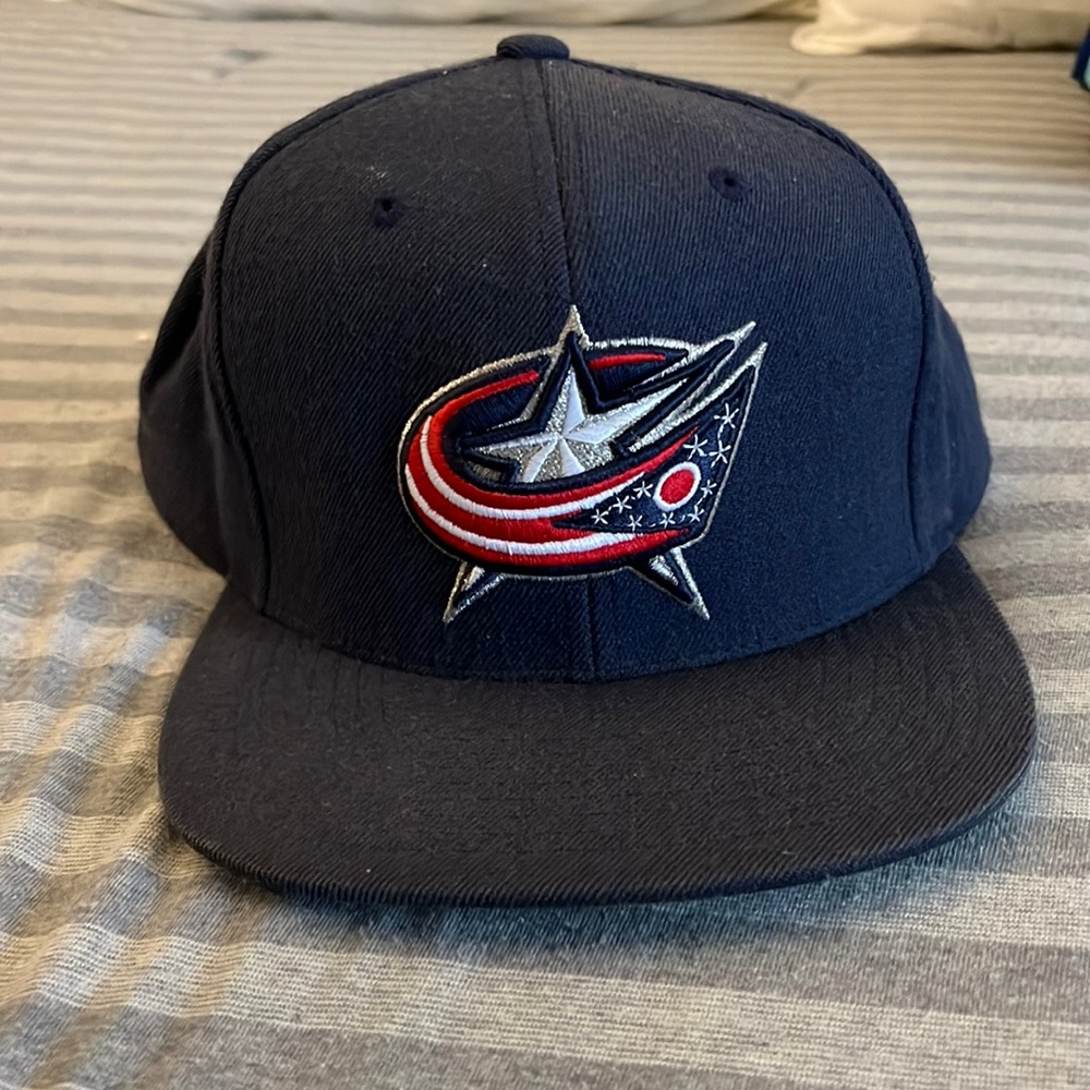 MITCHELL AND NESS COLUMBUS BLUE JACKETS THROW BACK SNAP BACK NAVY